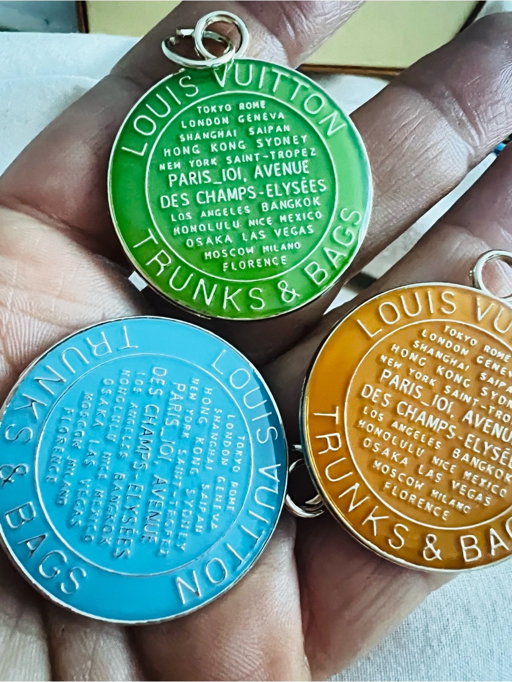 Unbranded lot of 3 Trunks & Bags Round Keychain Pendant in Green, Blue & Orange